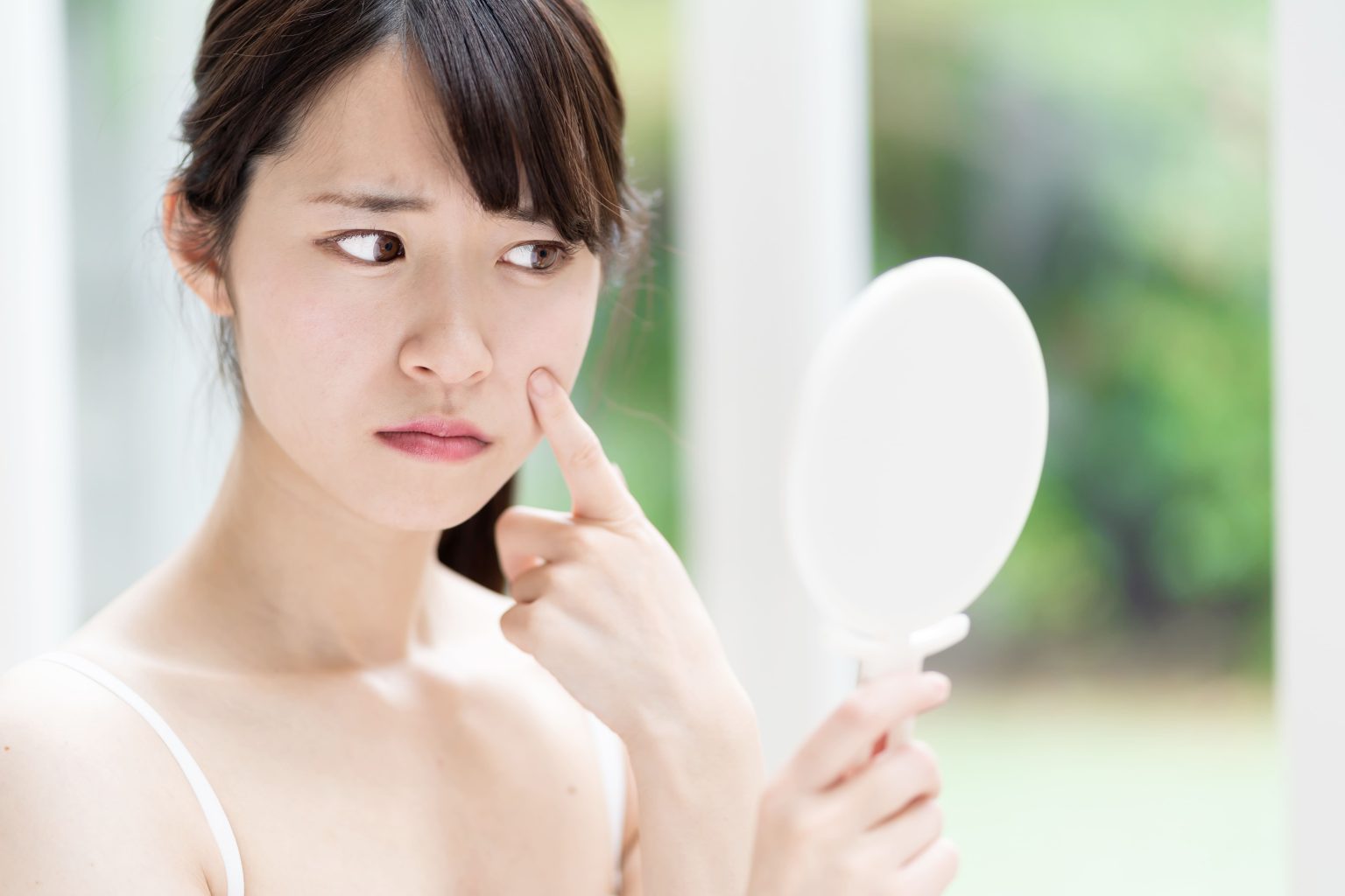 【医療従事者監修】初期段階の白ニキビはなぜできる?原因と自宅でできるスキンケアについて|ニキビ治療なら渋谷美容外科クリニック